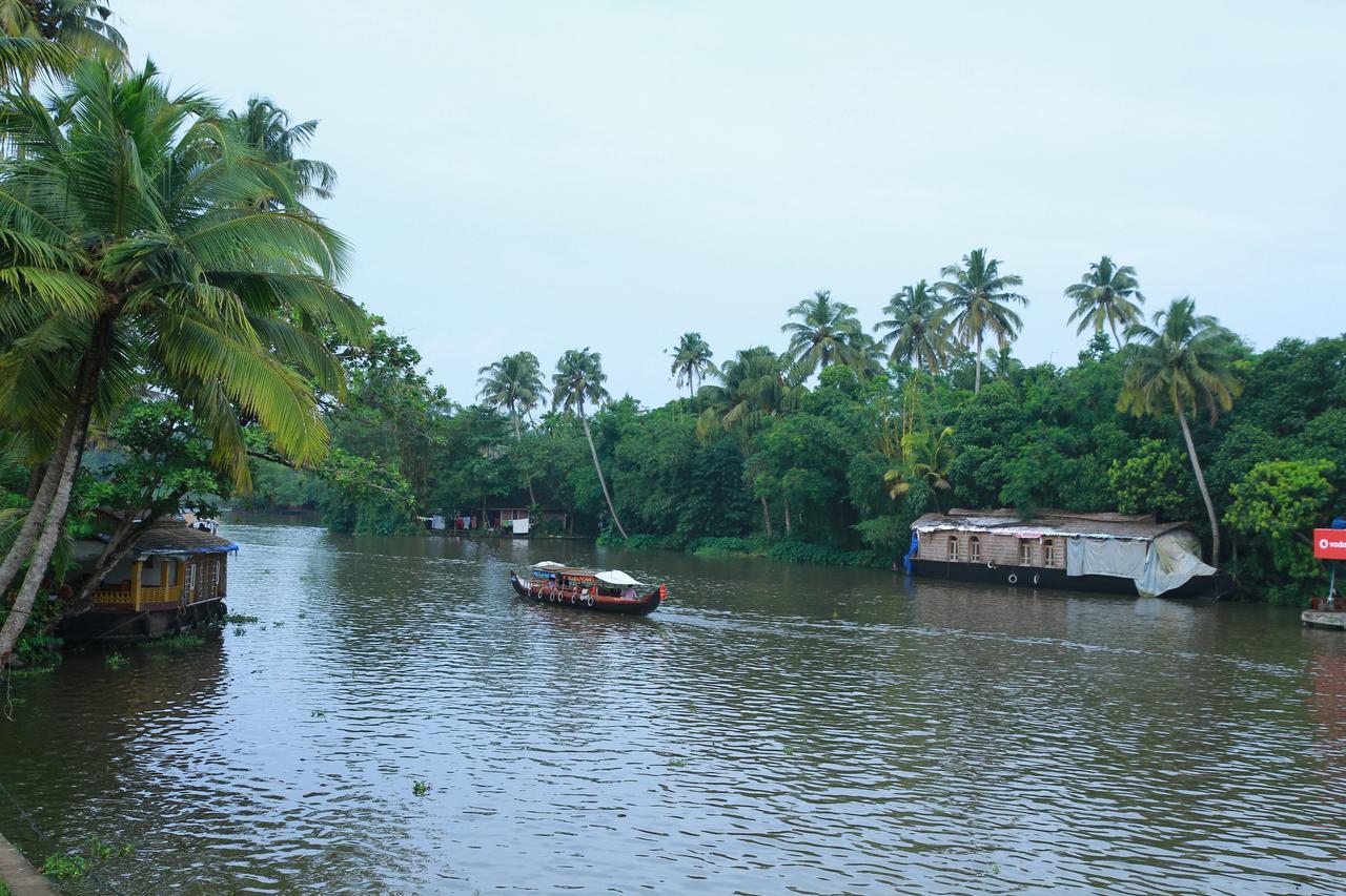 Chaandhni Lake View Hotel Alappuzha ภายนอก รูปภาพ